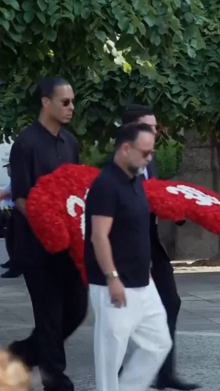 Här anländer lagkamraterna till Diogo Jotas begravning