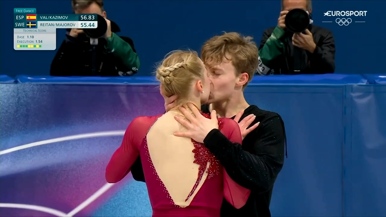 Dubbelkyss på isen – se svenskarnas sista dans