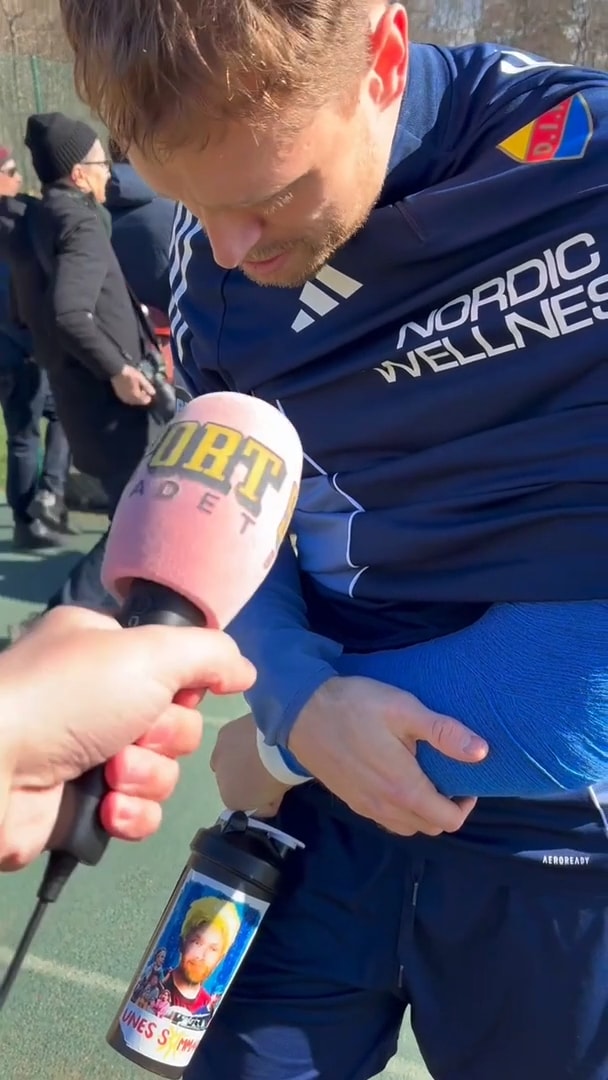 Nilsson Säfqvist visar upp gipset – och Une-vattenflaskan