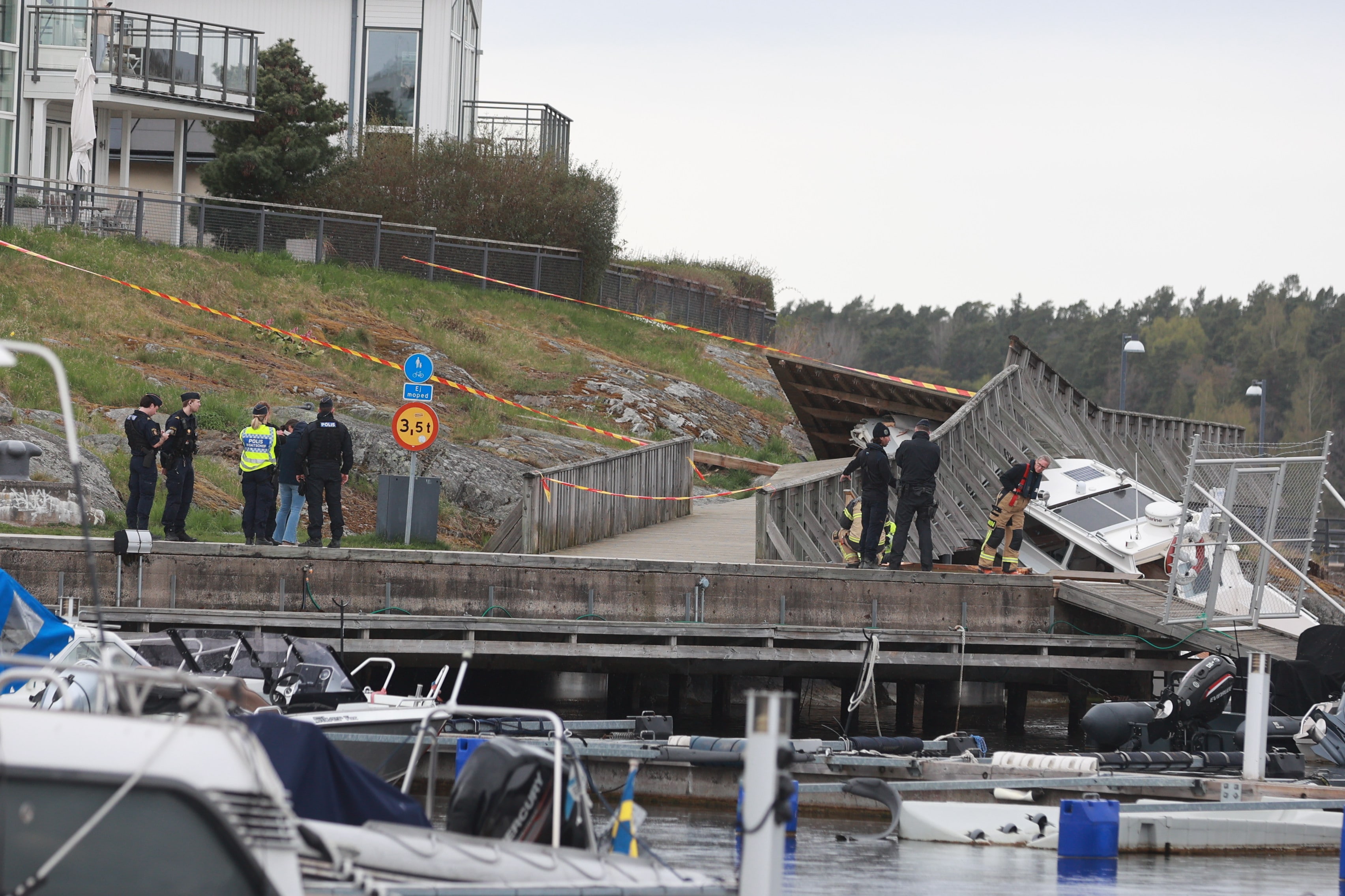 Båt kraschade rakt in i brygga på Lidingö