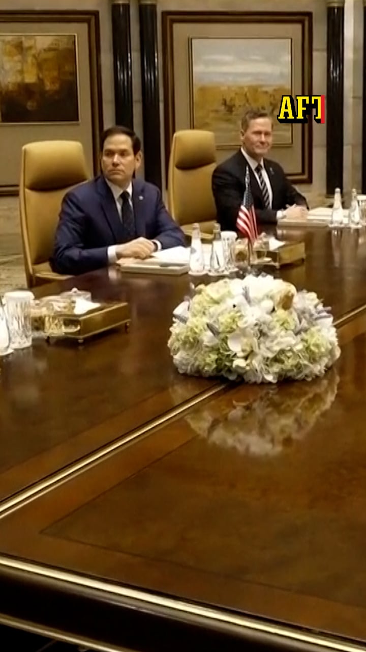 Första bilderna från historiska mötet