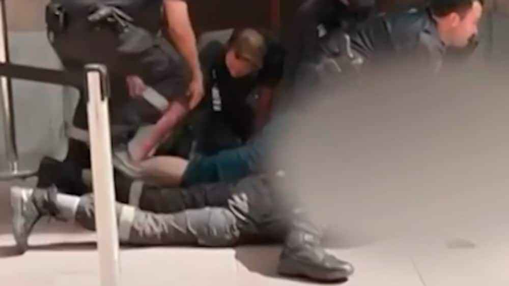 Greps vid Riksdagen – försökte ta vapen