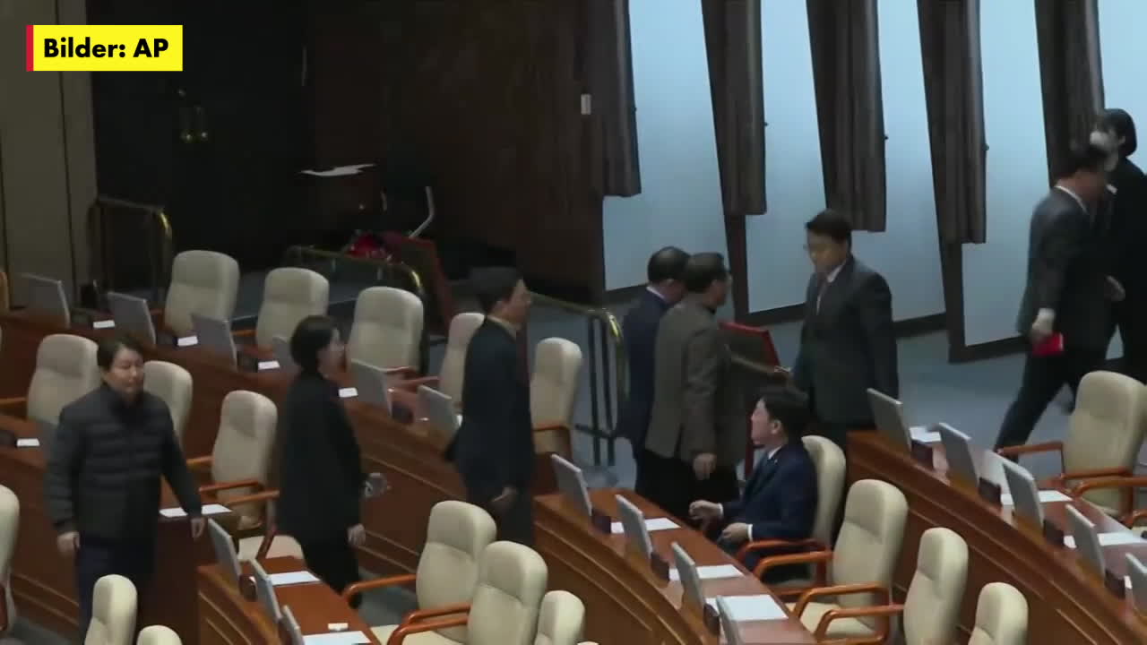 Här lämnar presidentens partikamrater Sydkoreas parlament