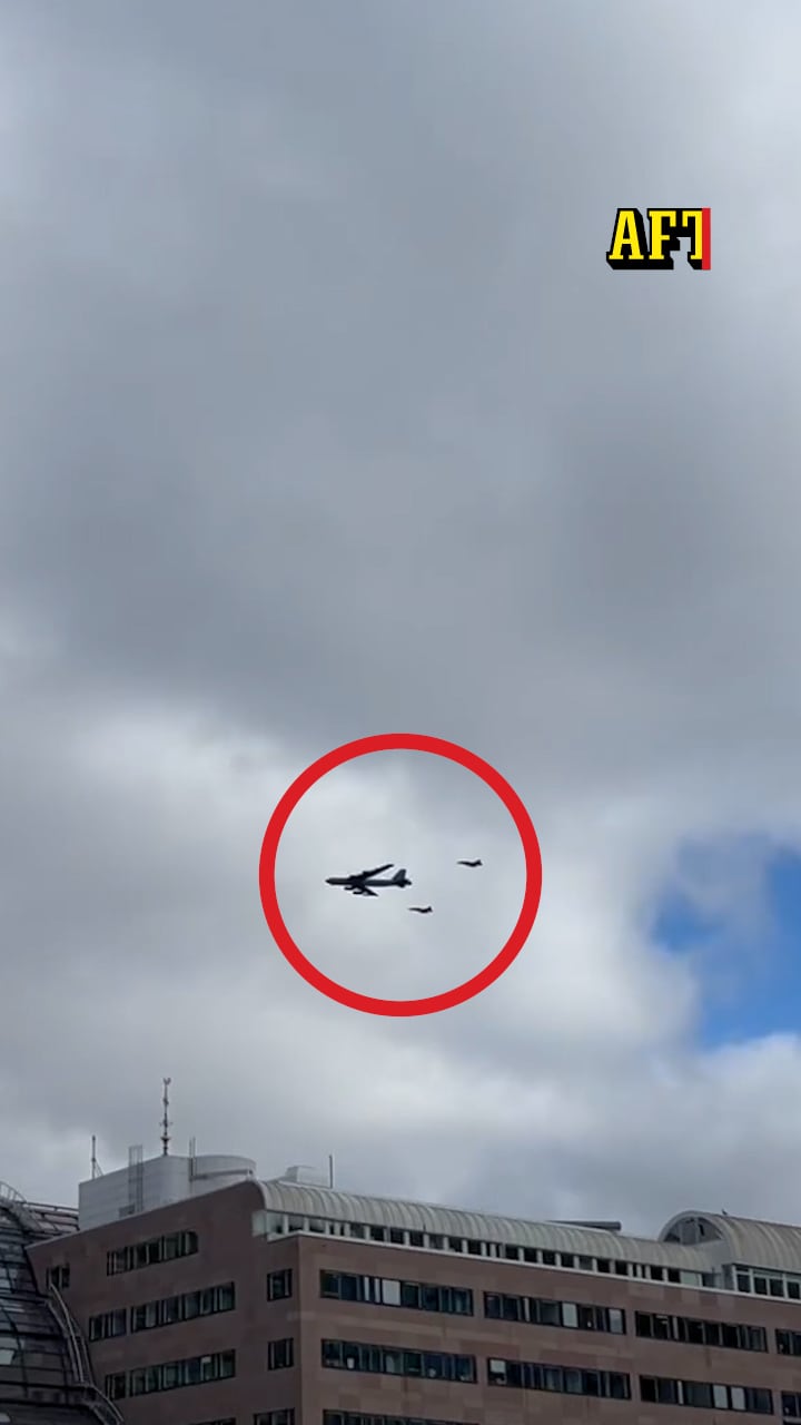 Här flyger amerikanska bombplanet över Stockholm