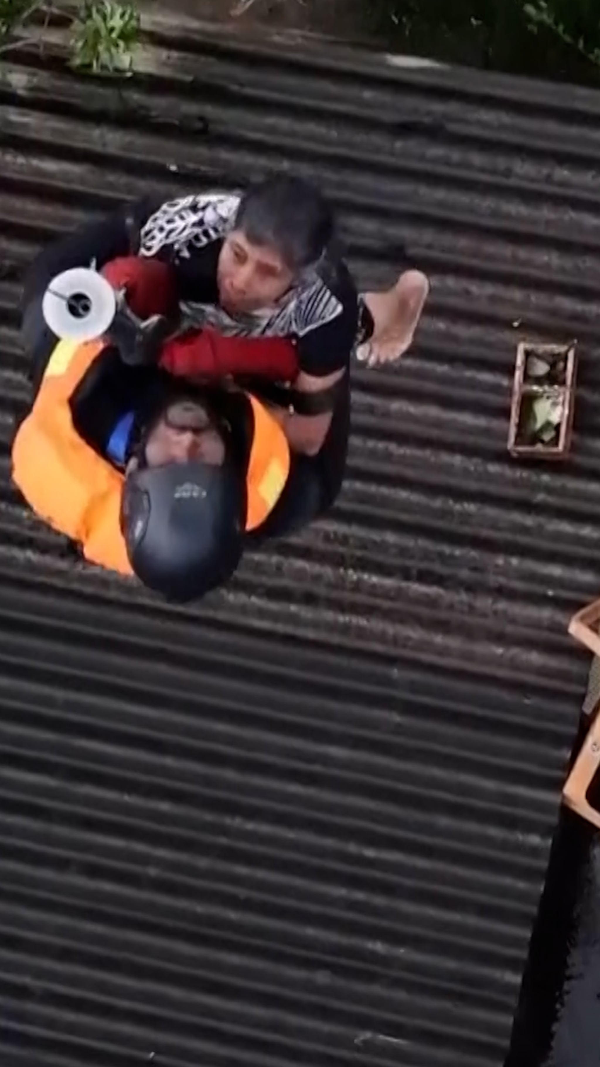 Här räddas familjen från vattenmassorna