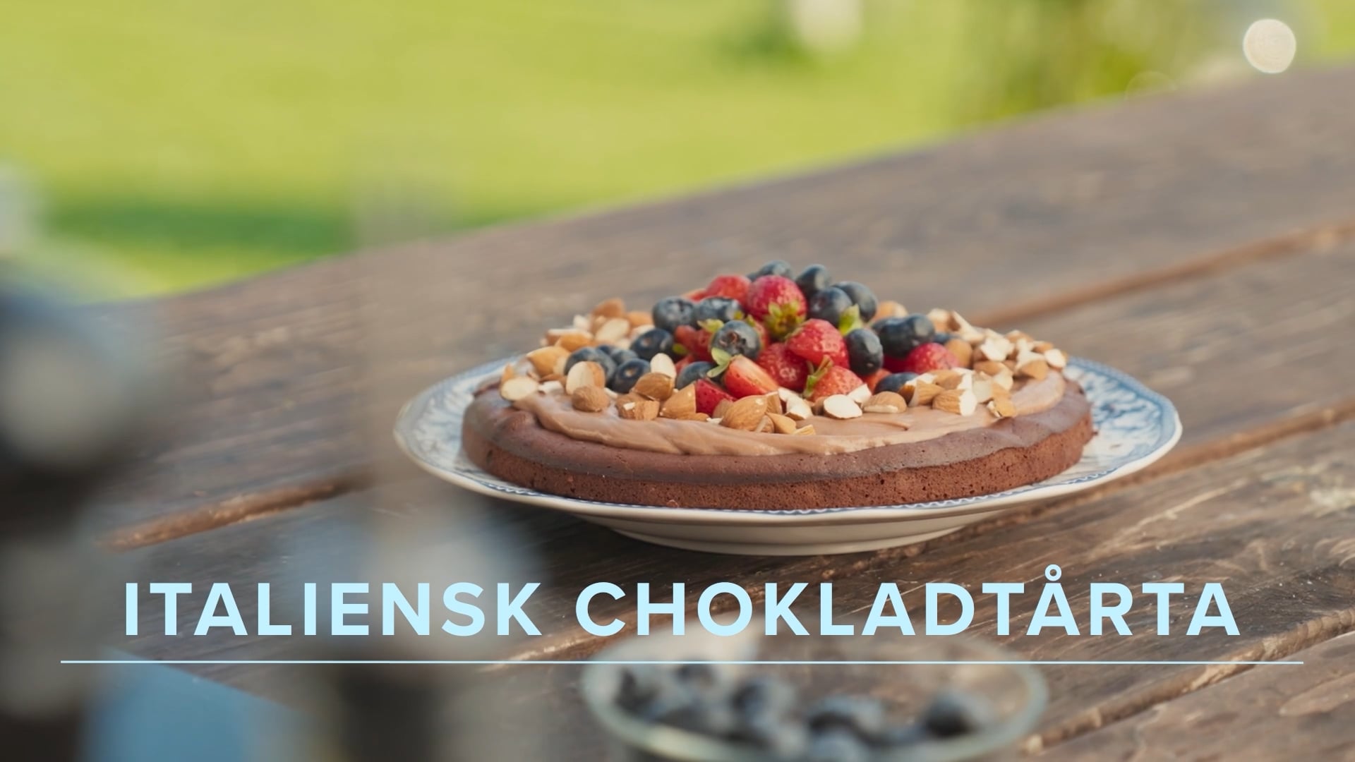 Italiensk chokladtårta med espresso och rostade hasselnötter