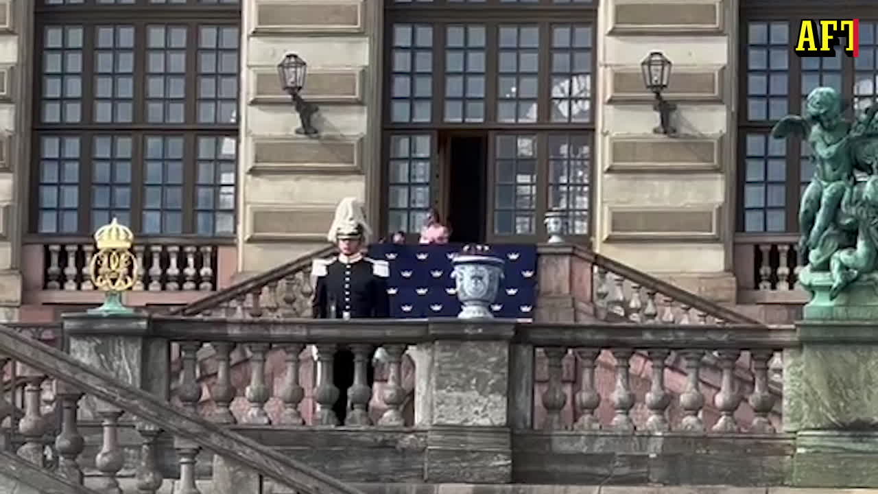 Här kikar Estelle och Oskar fram från balkongen