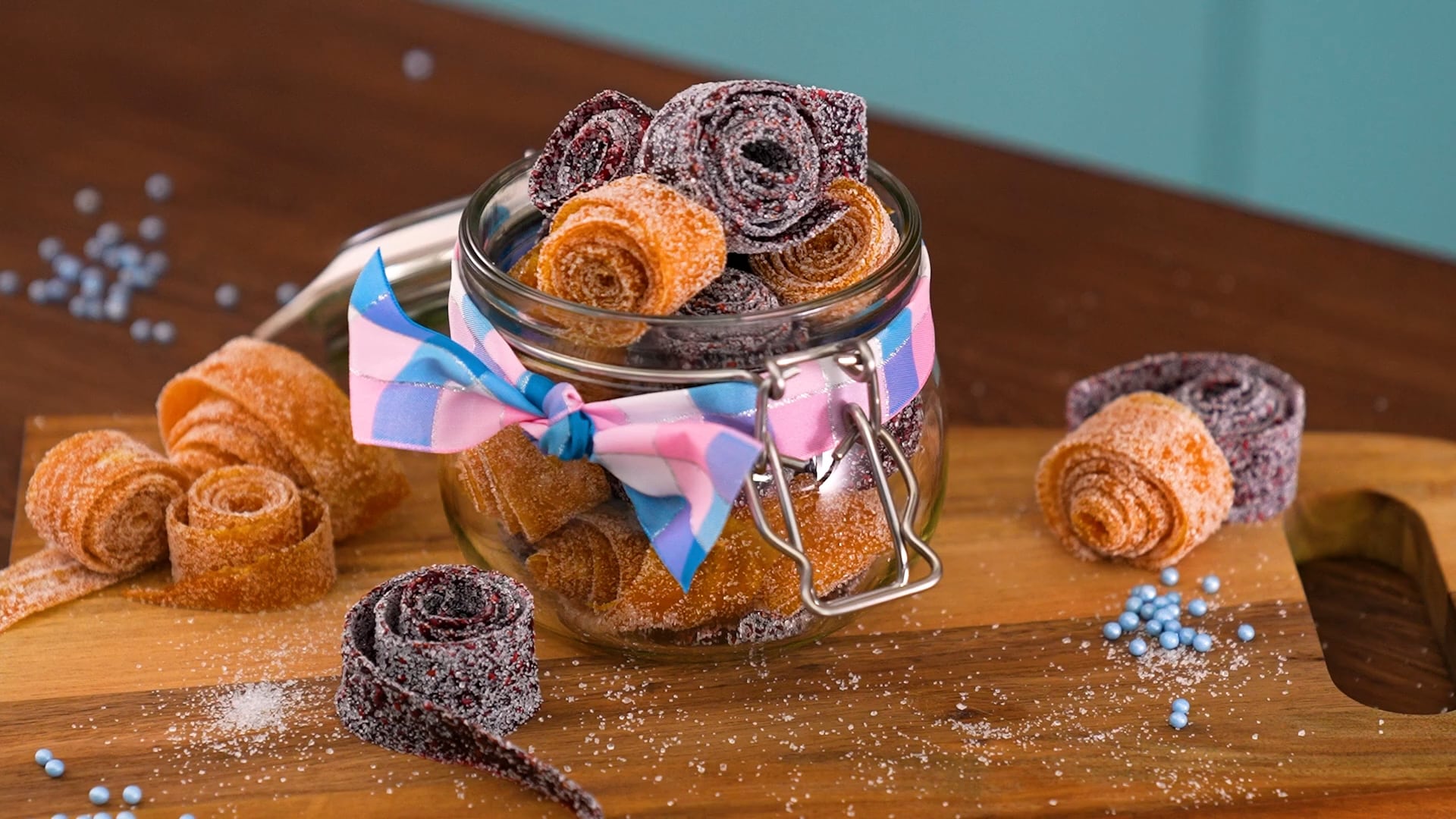 Hemgjorda fruktremmar doppade i socker