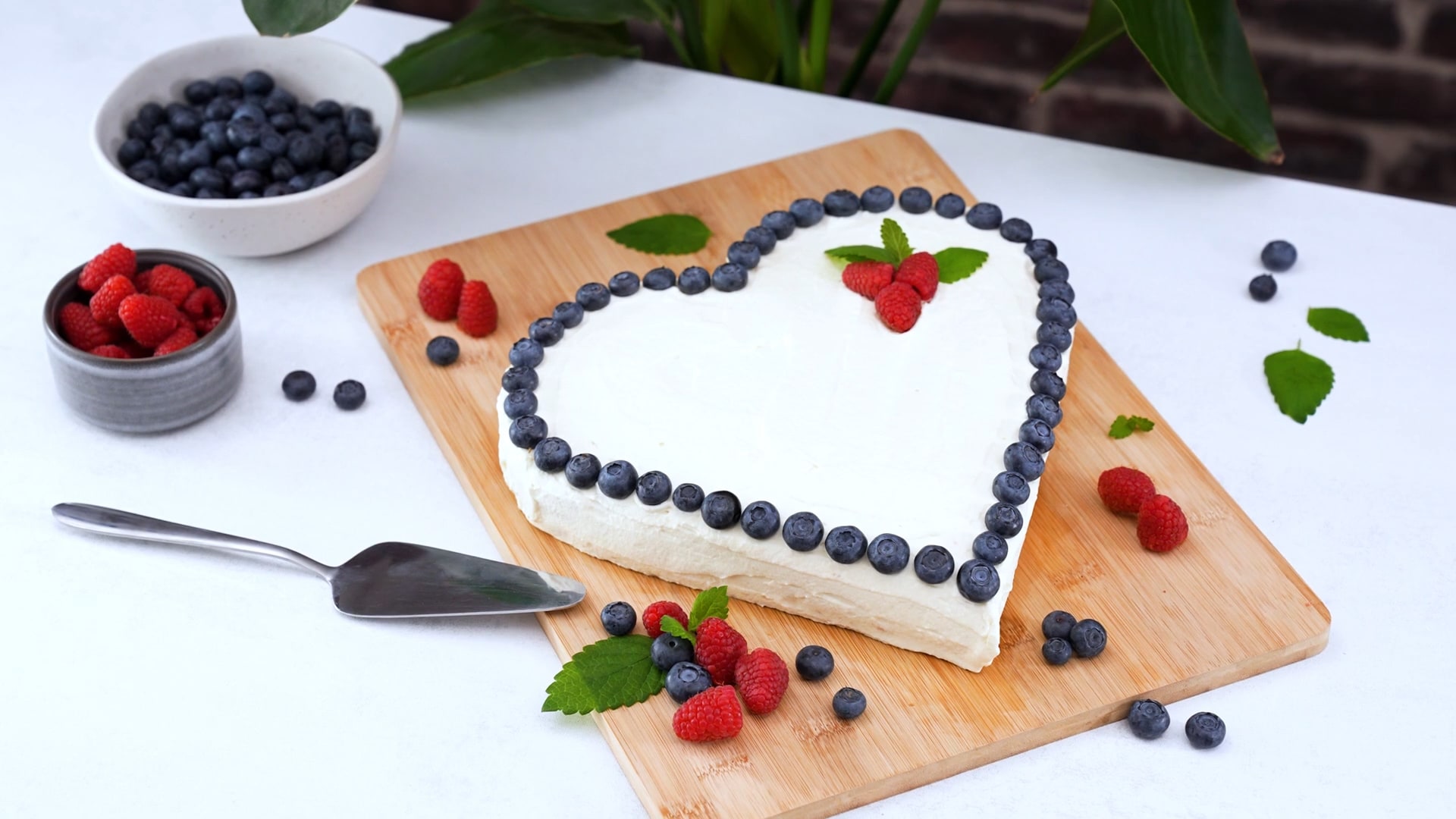 Hjärtformad tårta med hallon