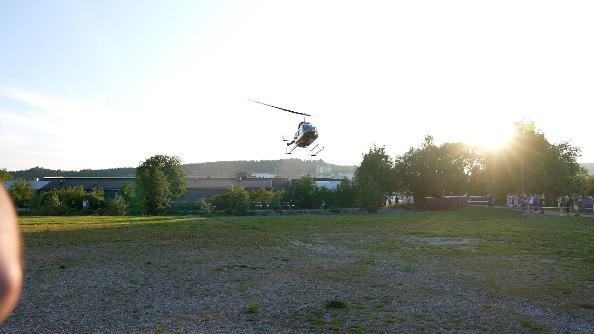 Här landar Gunilla Persson med helikopter i Örnsköldsvik