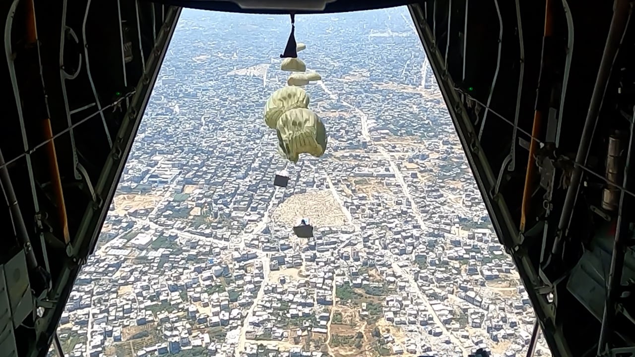 Här seglar nödhjälp ner över Gaza