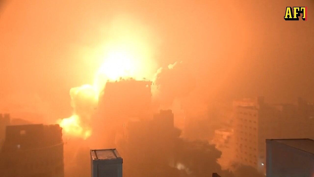 Här bombas höghuset i till marken – Nya explosioner i Gaza