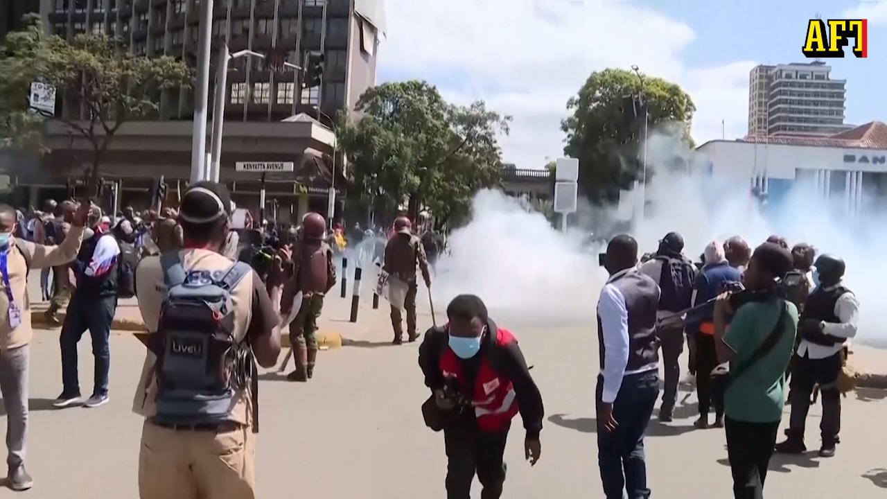 Här skjuter polisen tårgas mot demonstranter i Kenya
