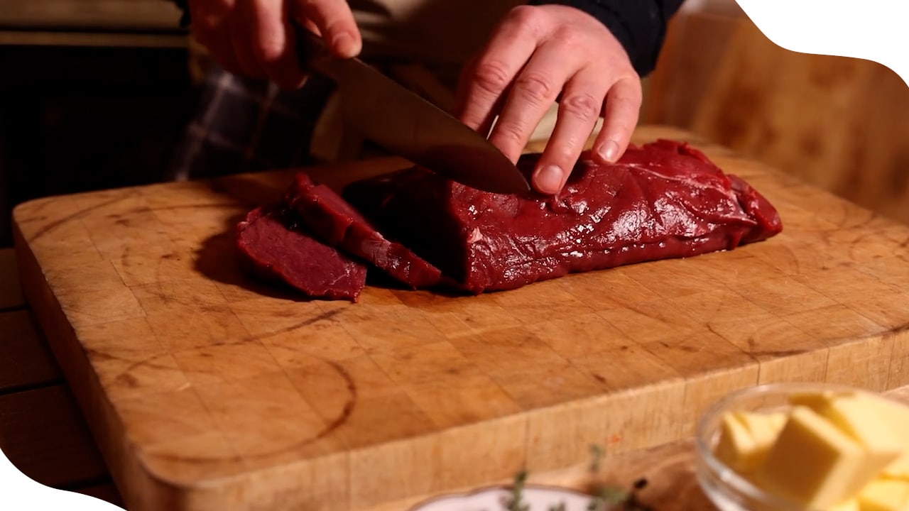 Perfekt stekt älgentrecôte med vitlök och timjan