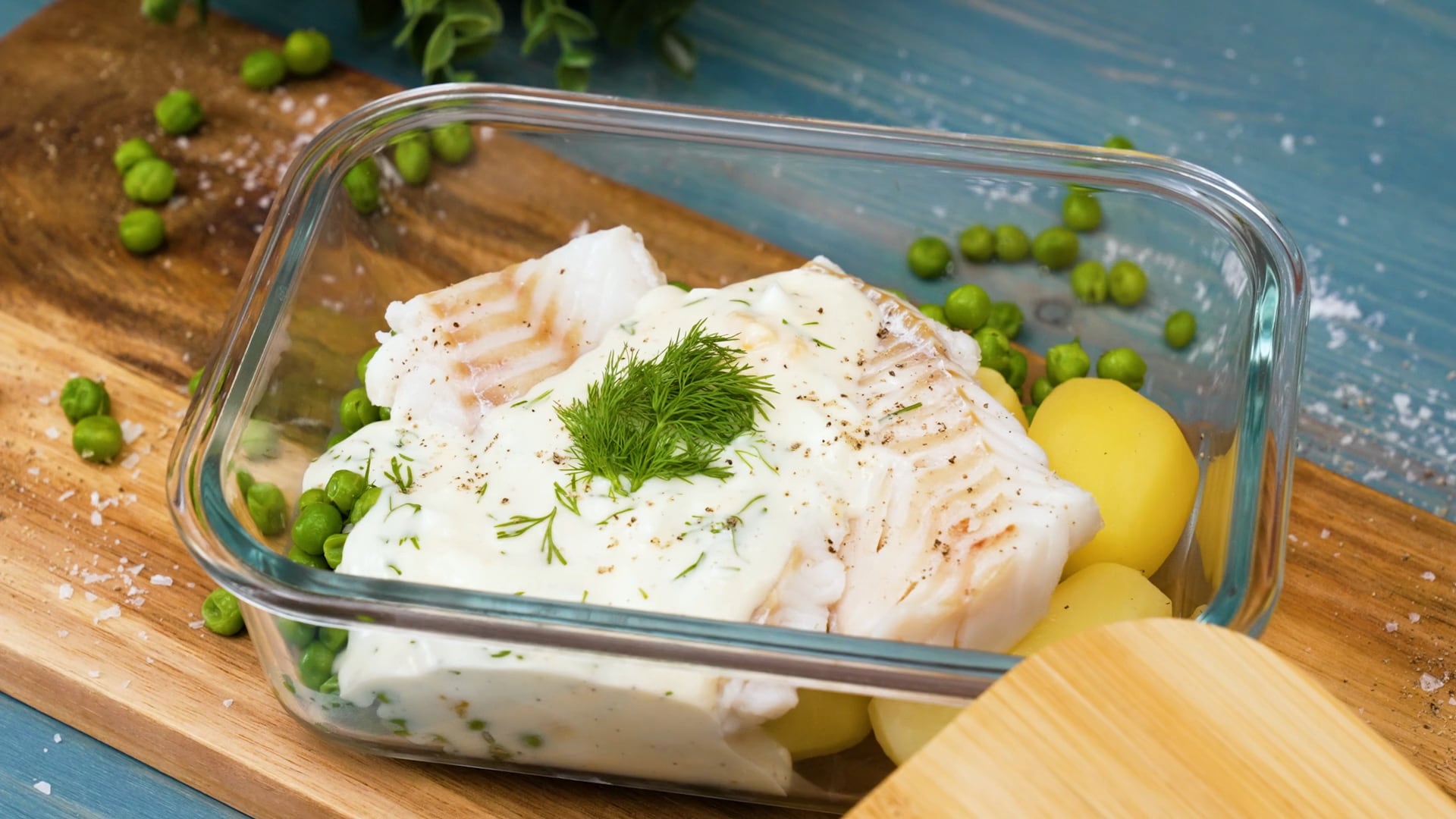 Kokt torsk med äggsås och gröna ärtor