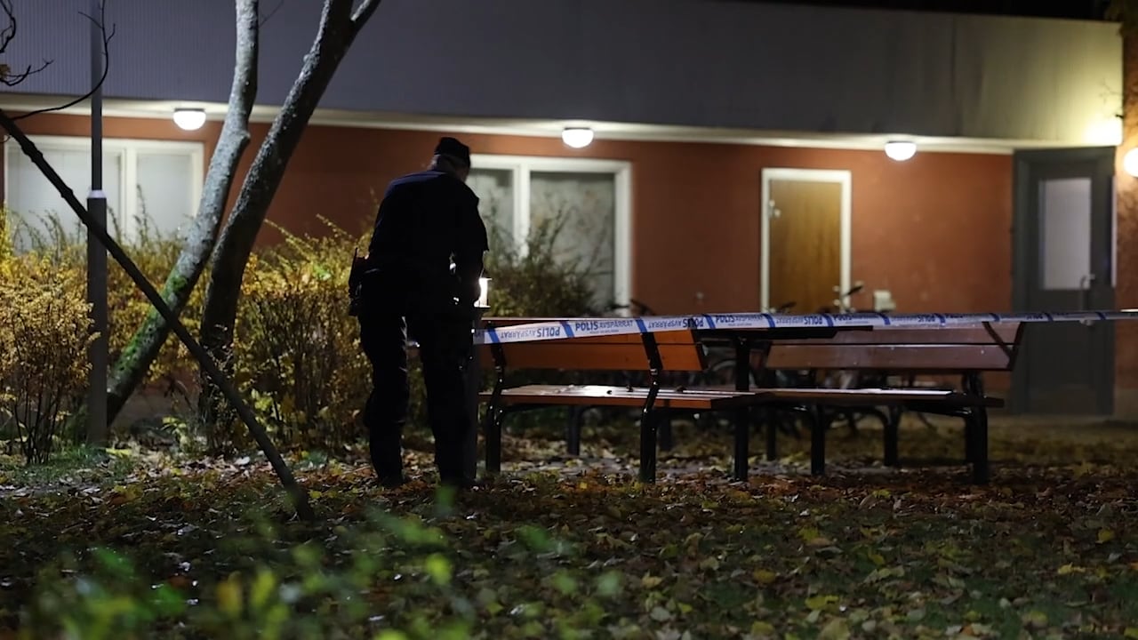 Man i 25-årsåldern skjuten i Vårby gård