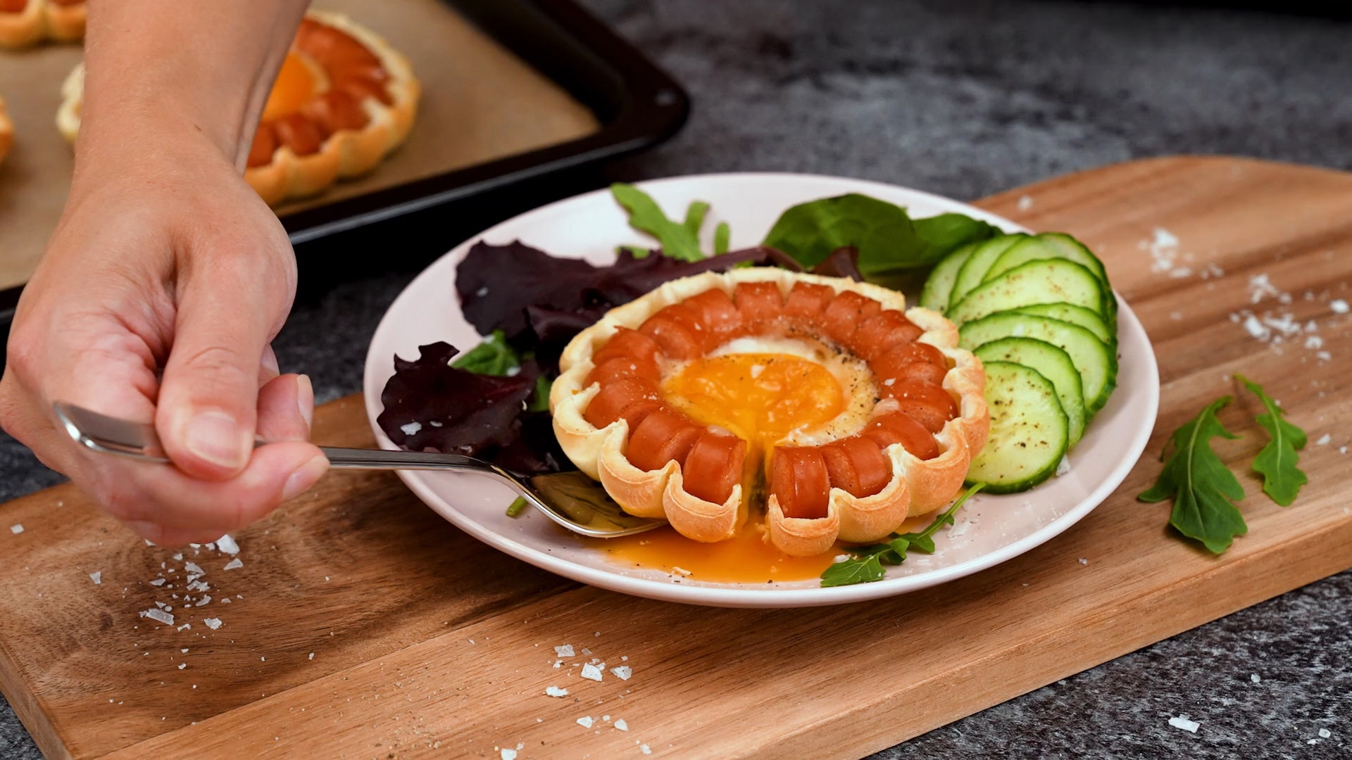 Festliga korvblommor med krämigt ägg