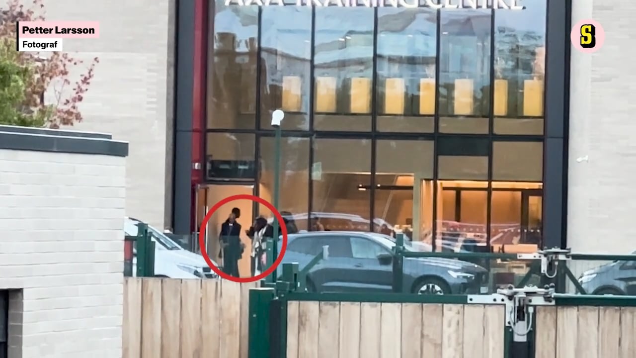 Alexander Isak lämnar Liverpools träningsanläggning