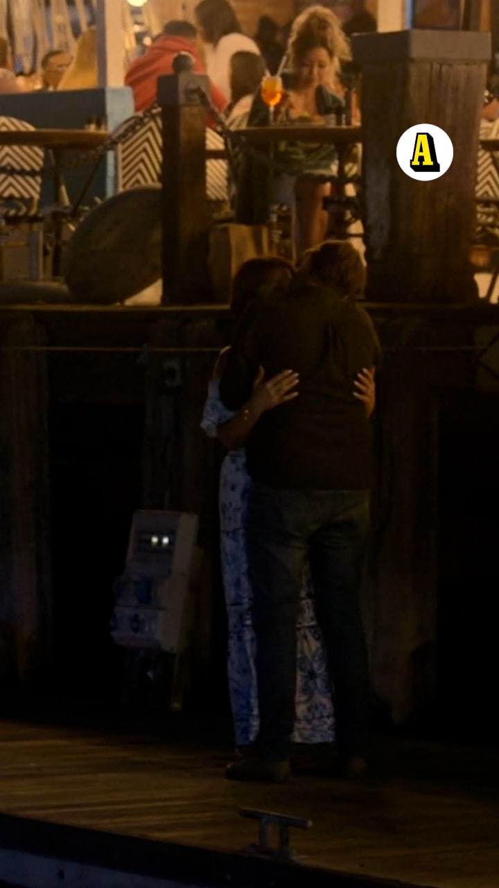 Här hettar det till på Carolas dejt – kysser Juan