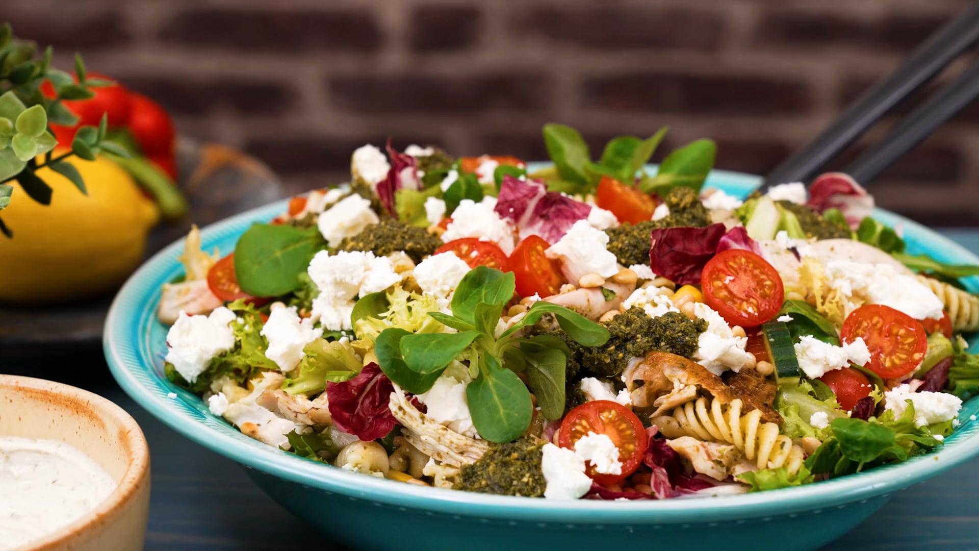 Pastasallad med kyckling, feta och pesto