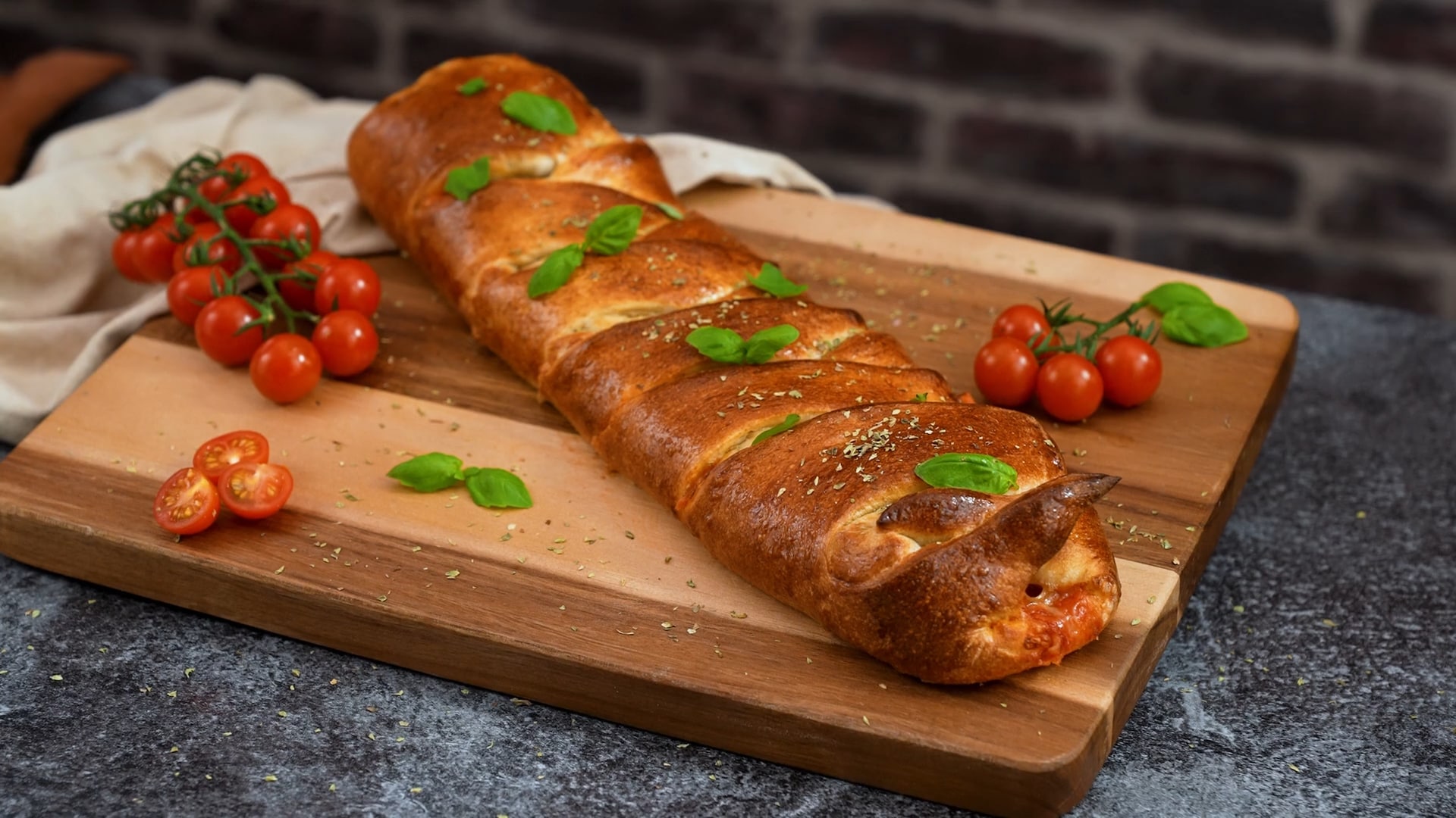 Ost- och skinkfylld pizzafläta