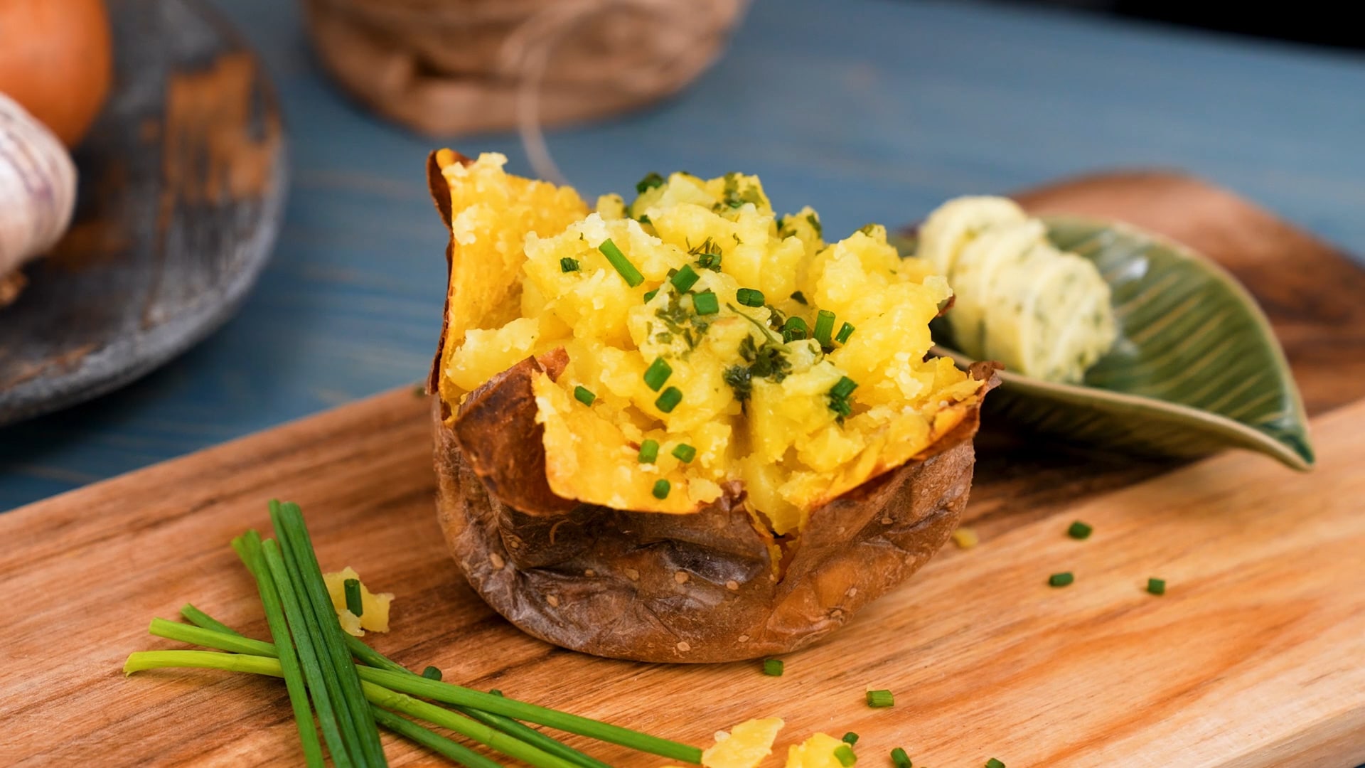 Så bakar du potatis i ugn eller mikro