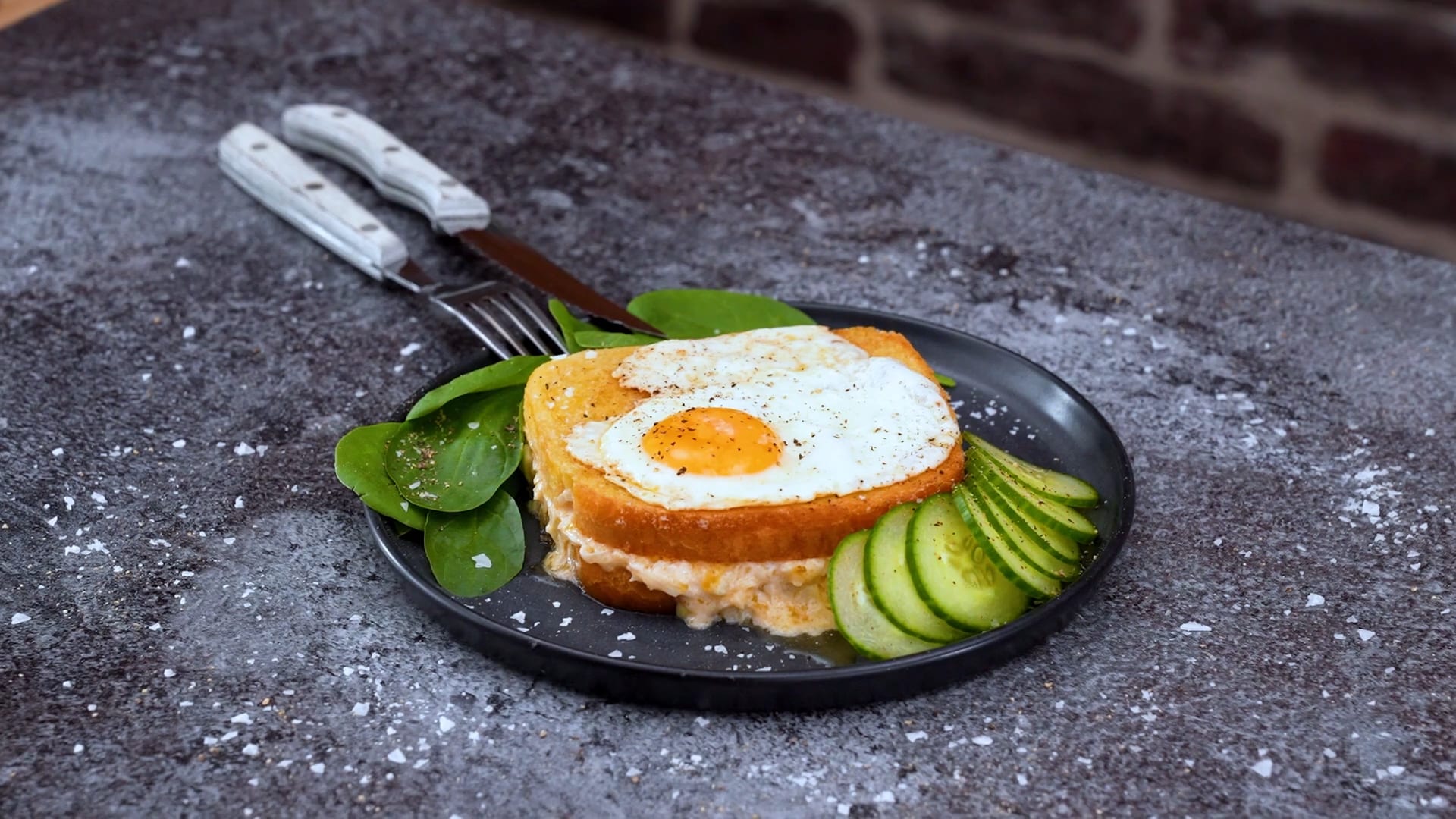 Kaviarmacka med stekt ägg