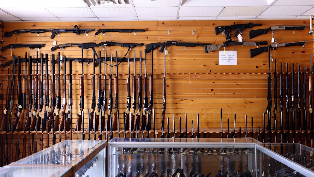 Hör vapenhandlaren om det populära vapnet som sköt Trump