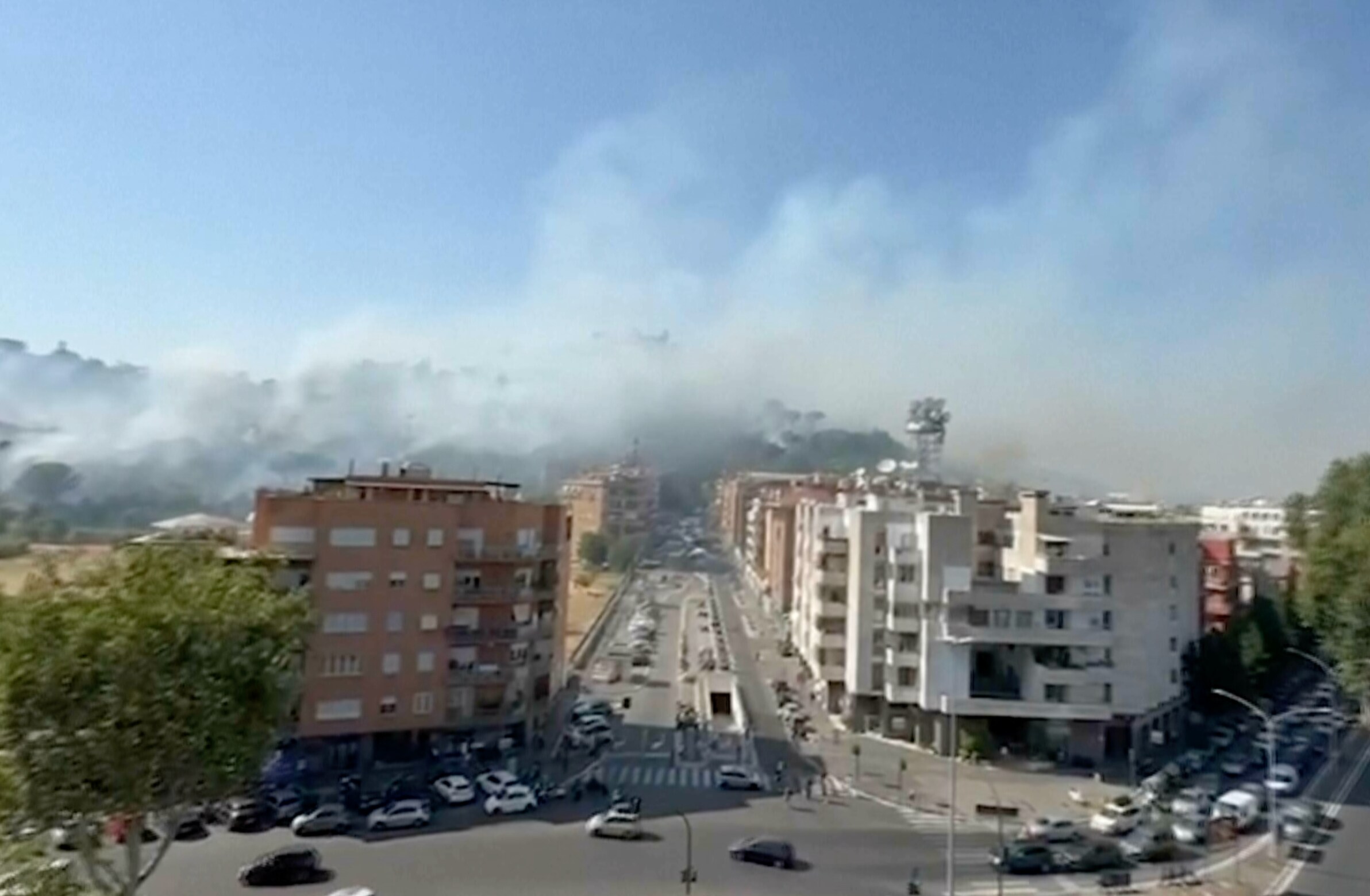 Byggnader i Rom evakueras – stor brand 2,5 km från Peterskyrkan