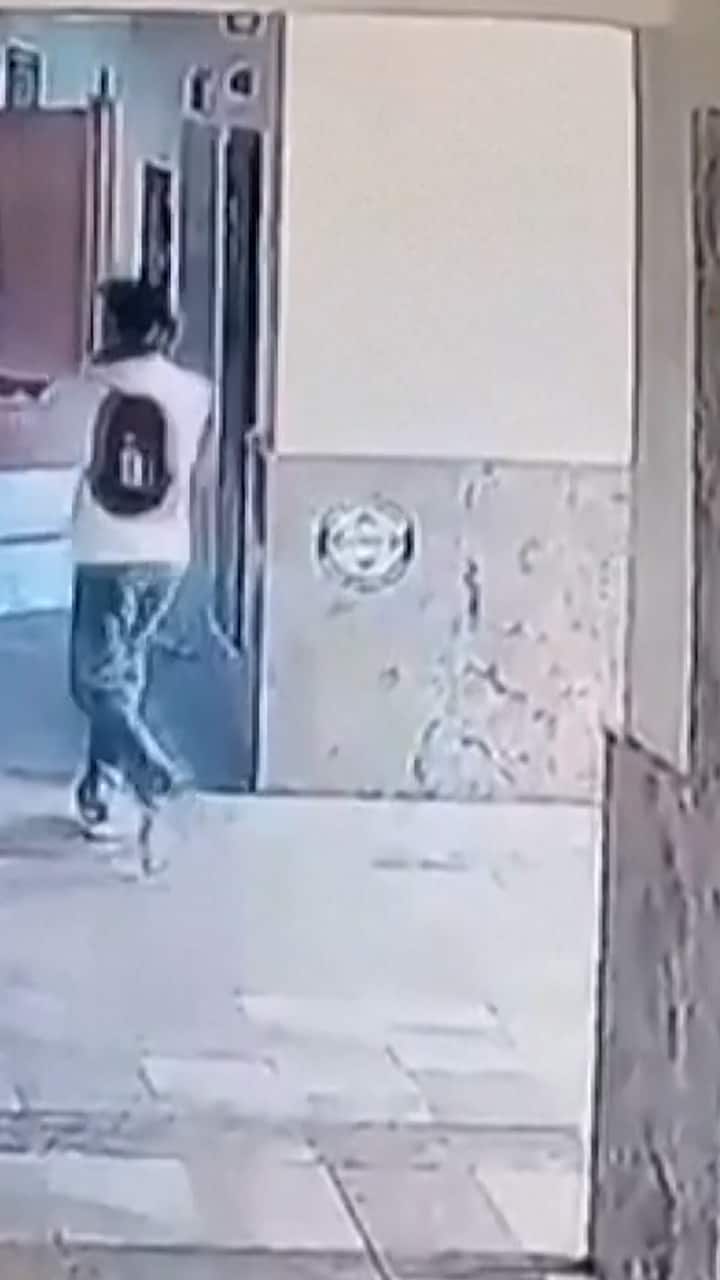 Öppnar eld inne på skolan