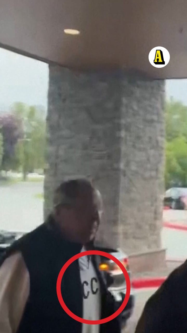 Här syns Lavrov i Alaska – iklädd Sovjettröja