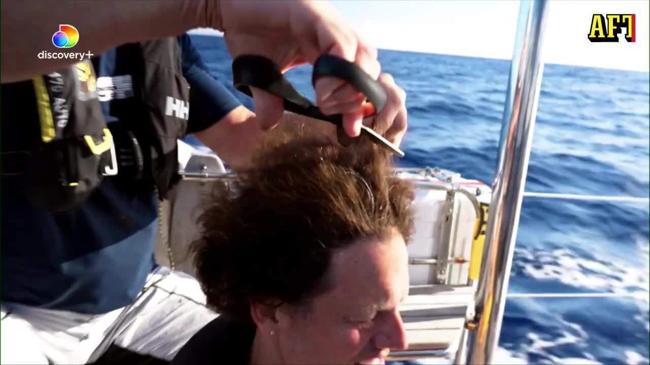 Här klipper Gurra Krantz Nassim Al Fakirs hår