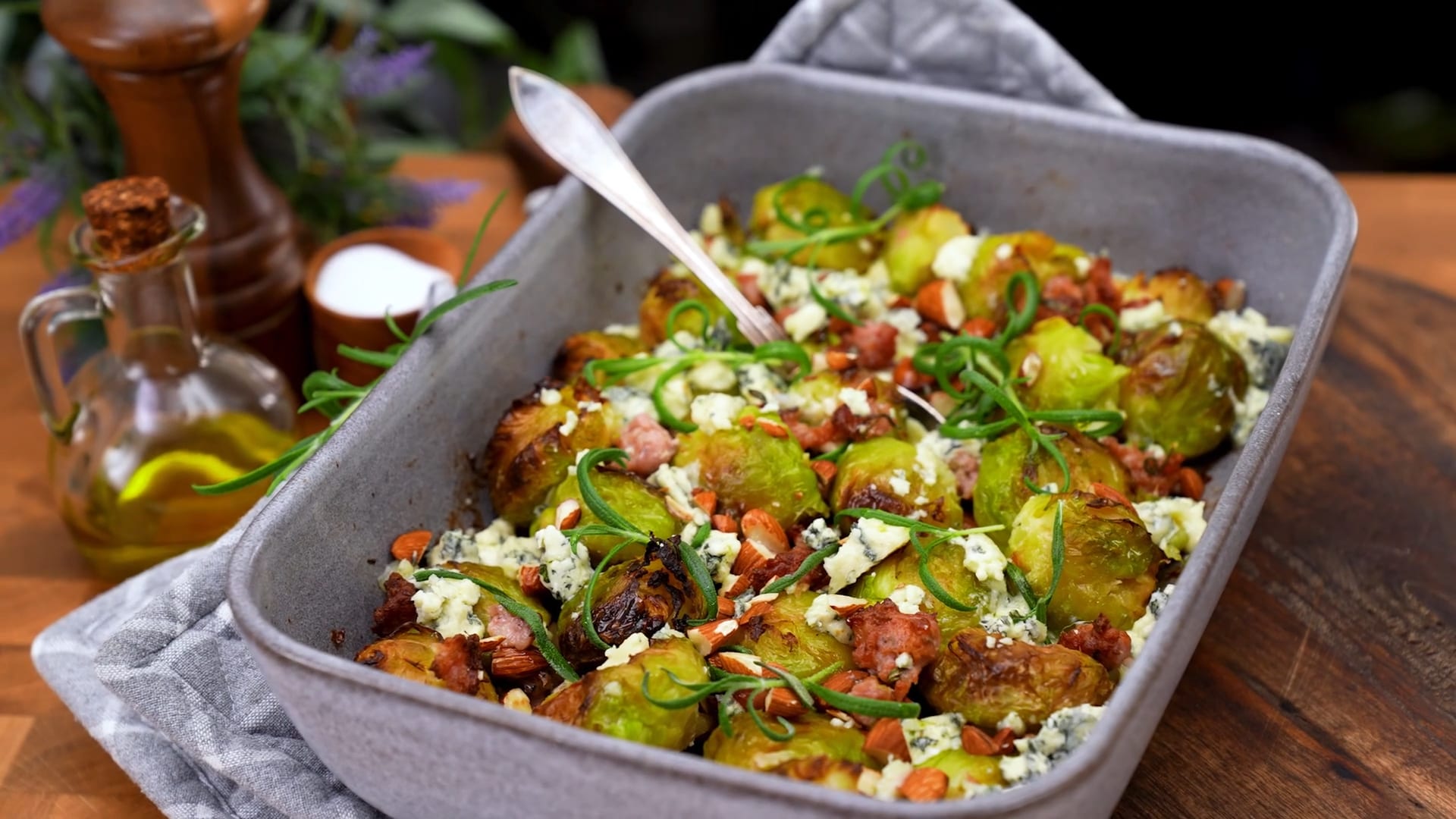 Krossad brysselkål med rosmarin och salsiccia