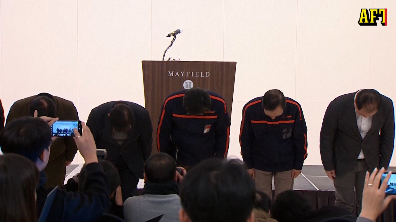 Här bugar vd:n – ber om ursäkt efter flygkraschen i Sydkorea