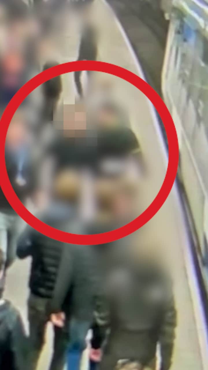 Här knuffas supportern ner på spåret