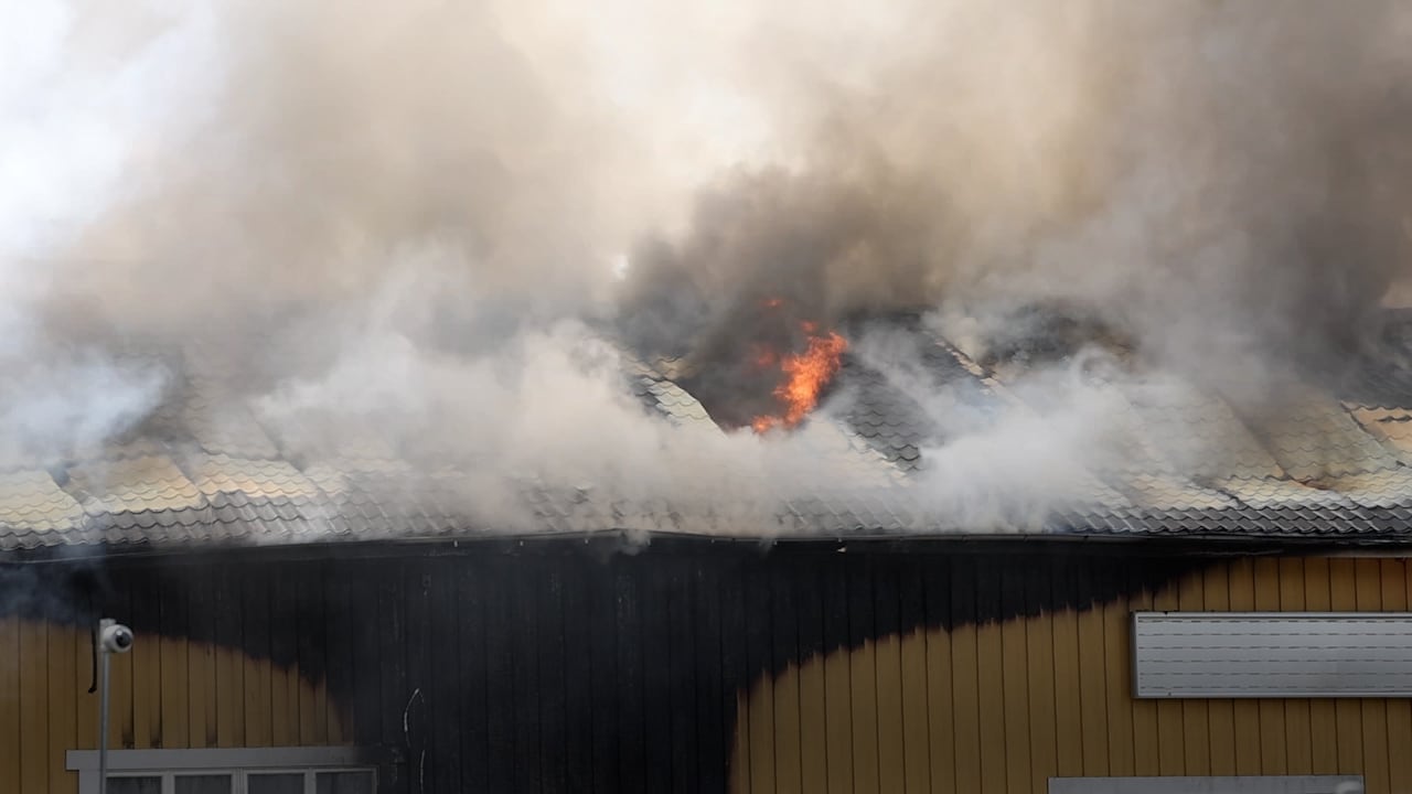 Fullt utvecklad brand i Huddinge
