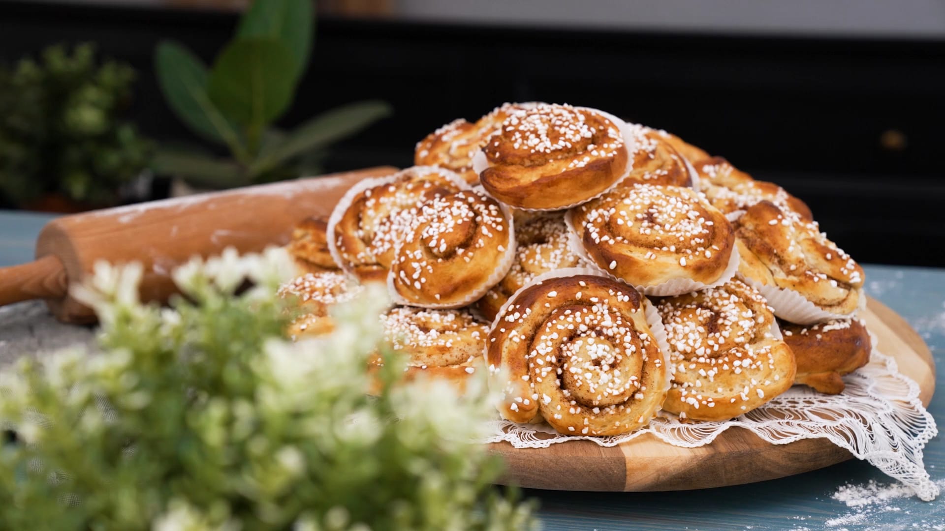 Baka saftiga och goda kanelbullar