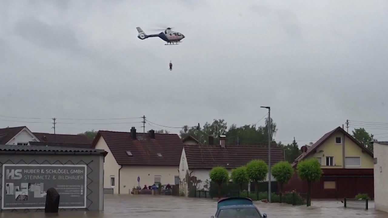 Här evakueras de boende från översvämningskaoset i Tyskland