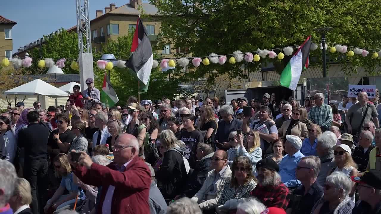 Magdalena Andersson avbröts av protester