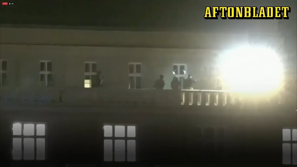 Här söker polisen igenom skolan efter masskjutningen