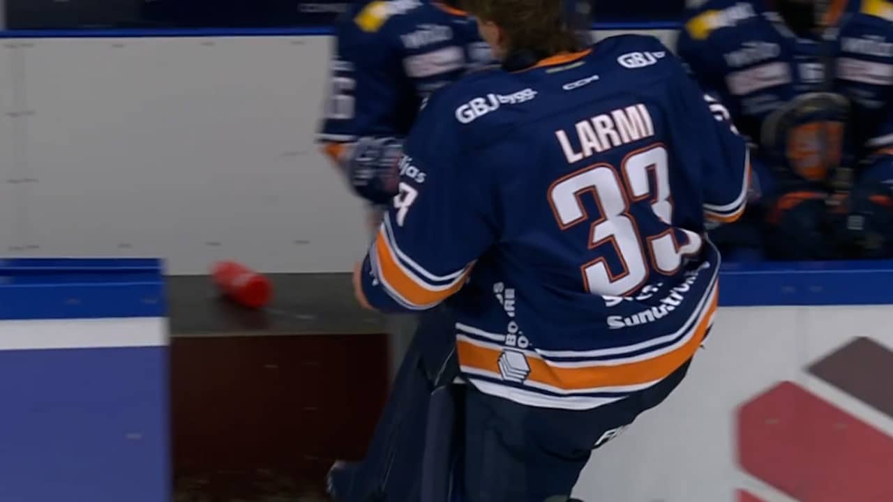 Kastar stol och sparkar i väggen – efter insläppta målet