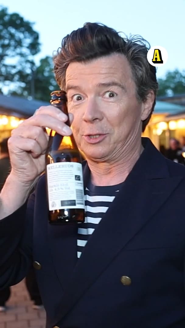 Världsstjärnans drink-invit till Pernilla Wahlgren: "Flirtigt"