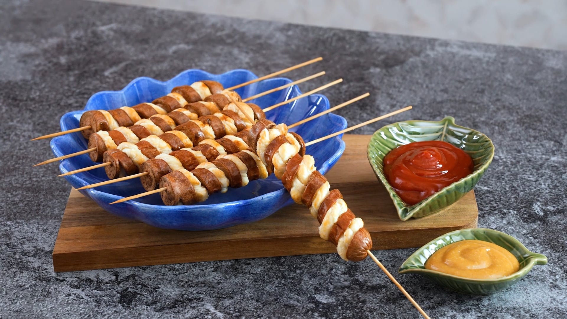 Festlig korv med bröd på spett