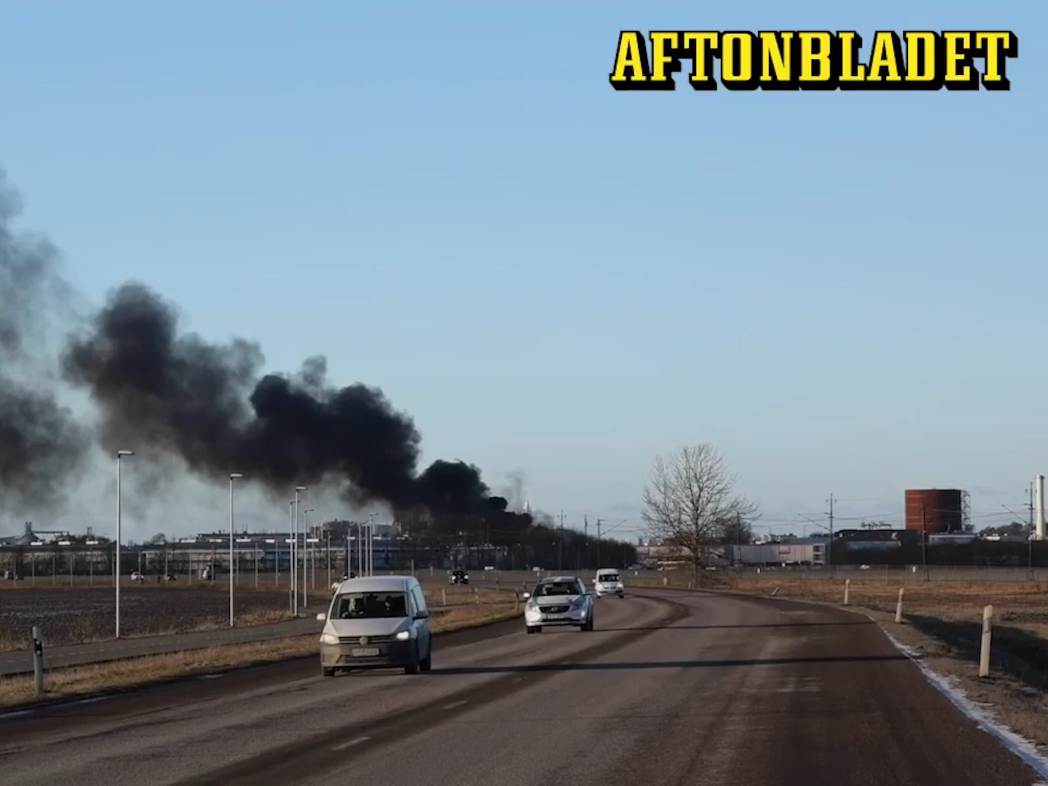 Här sprider sig den svarta röken efter skrotbranden