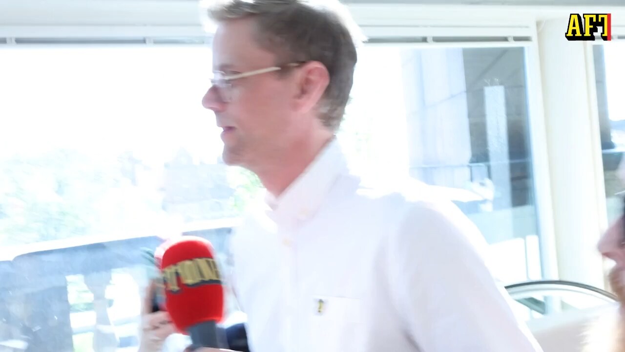Här vägrar L svara om känsliga SD-frågan – flyr in i hissen