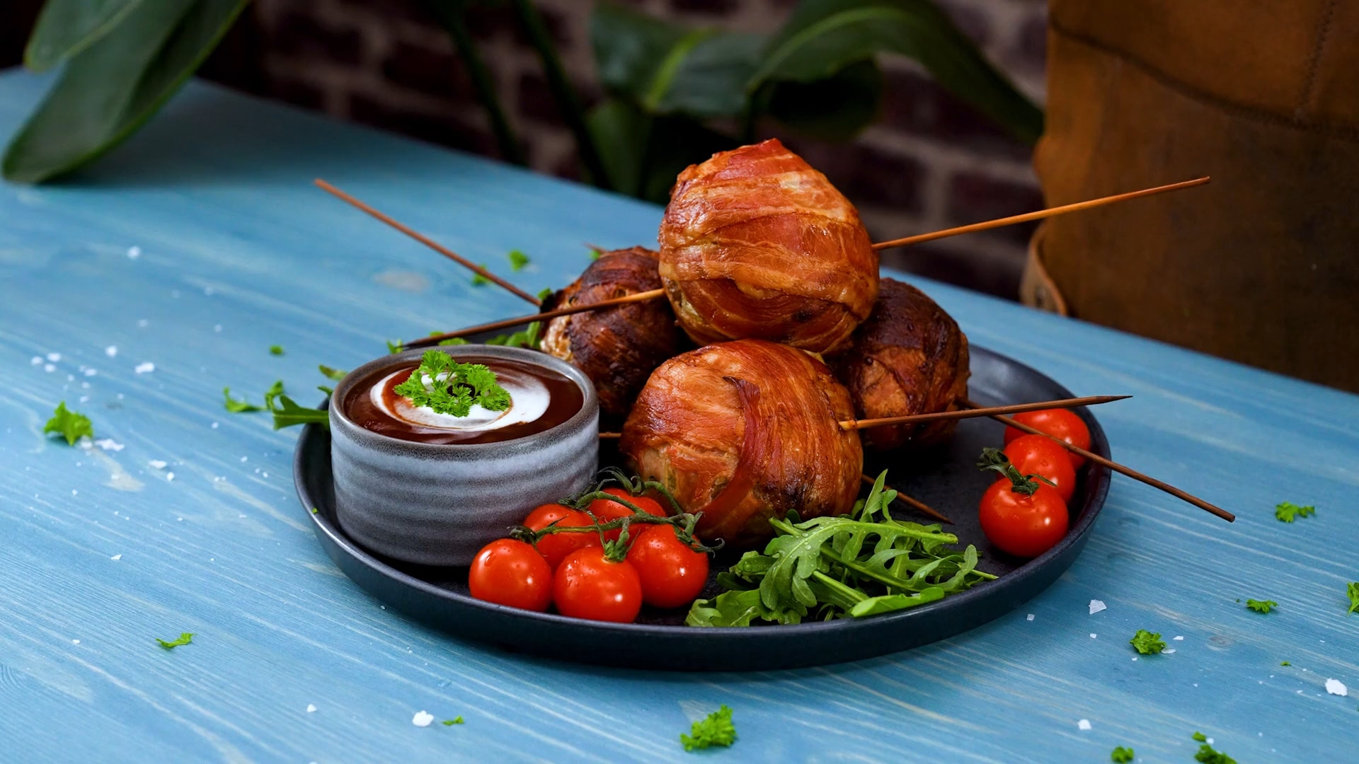 Köttfärsfyllda lökbollar med bacon