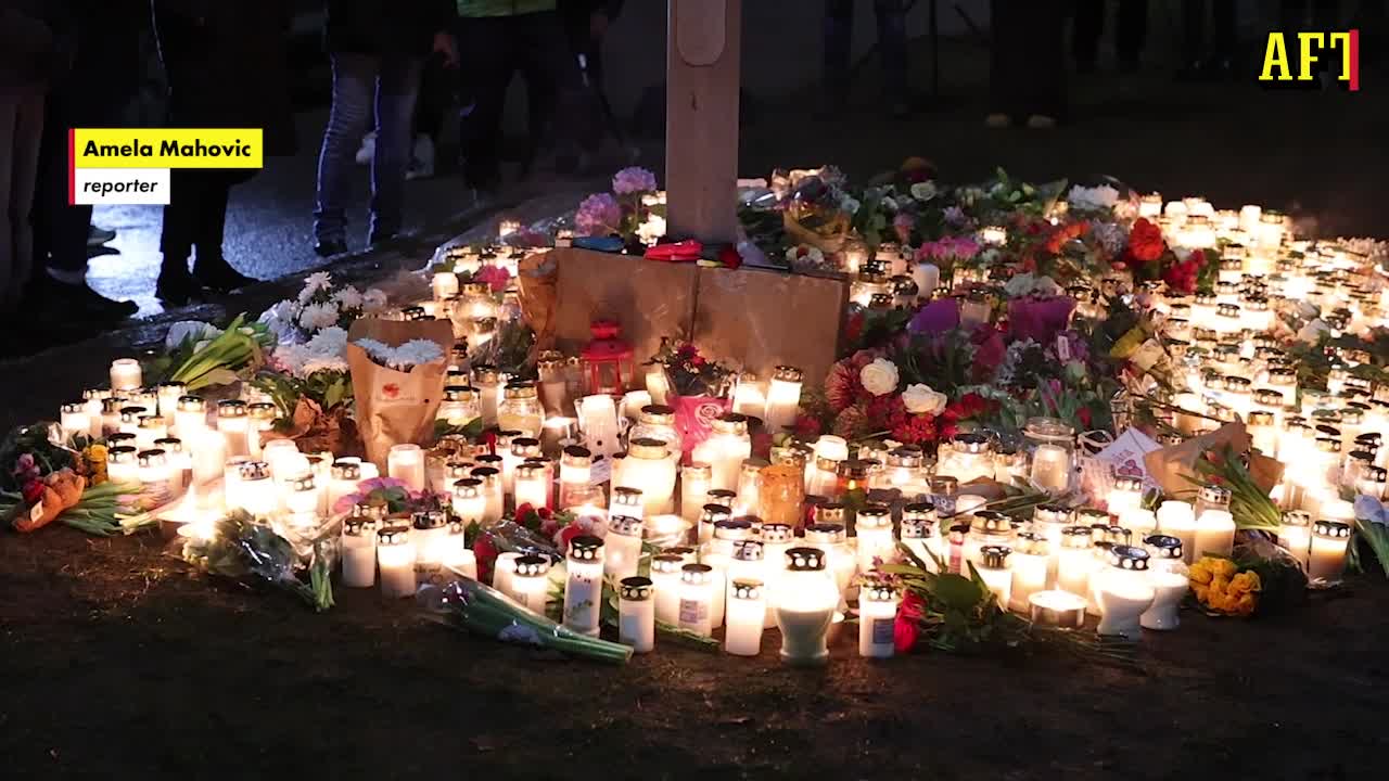 Blommor, ljus, sorg och chock fyller platsen utanför skolan