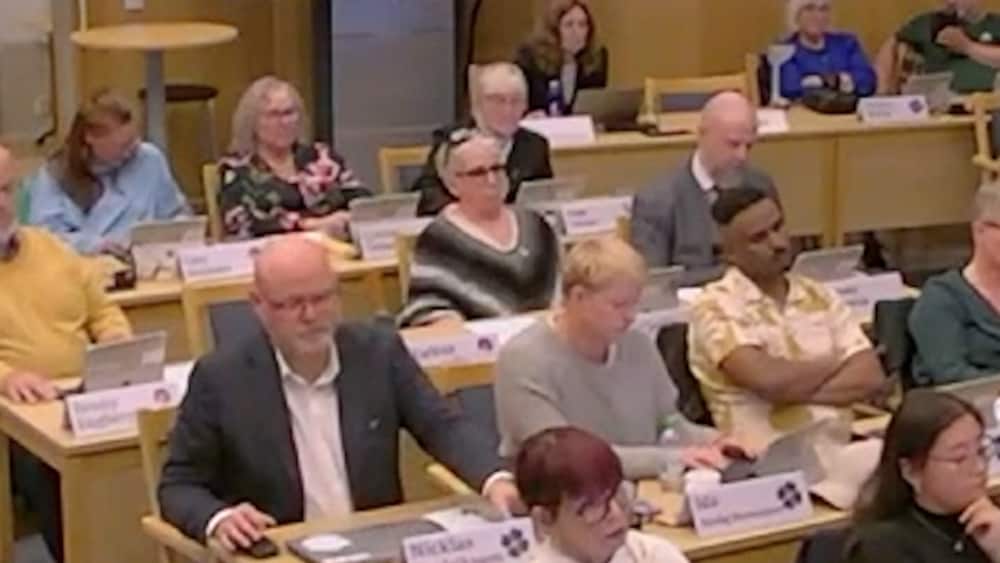 &rdquo;Kasta ut karln&rdquo; &ndash; storbr&aring;k i kommunfullm&auml;ktige