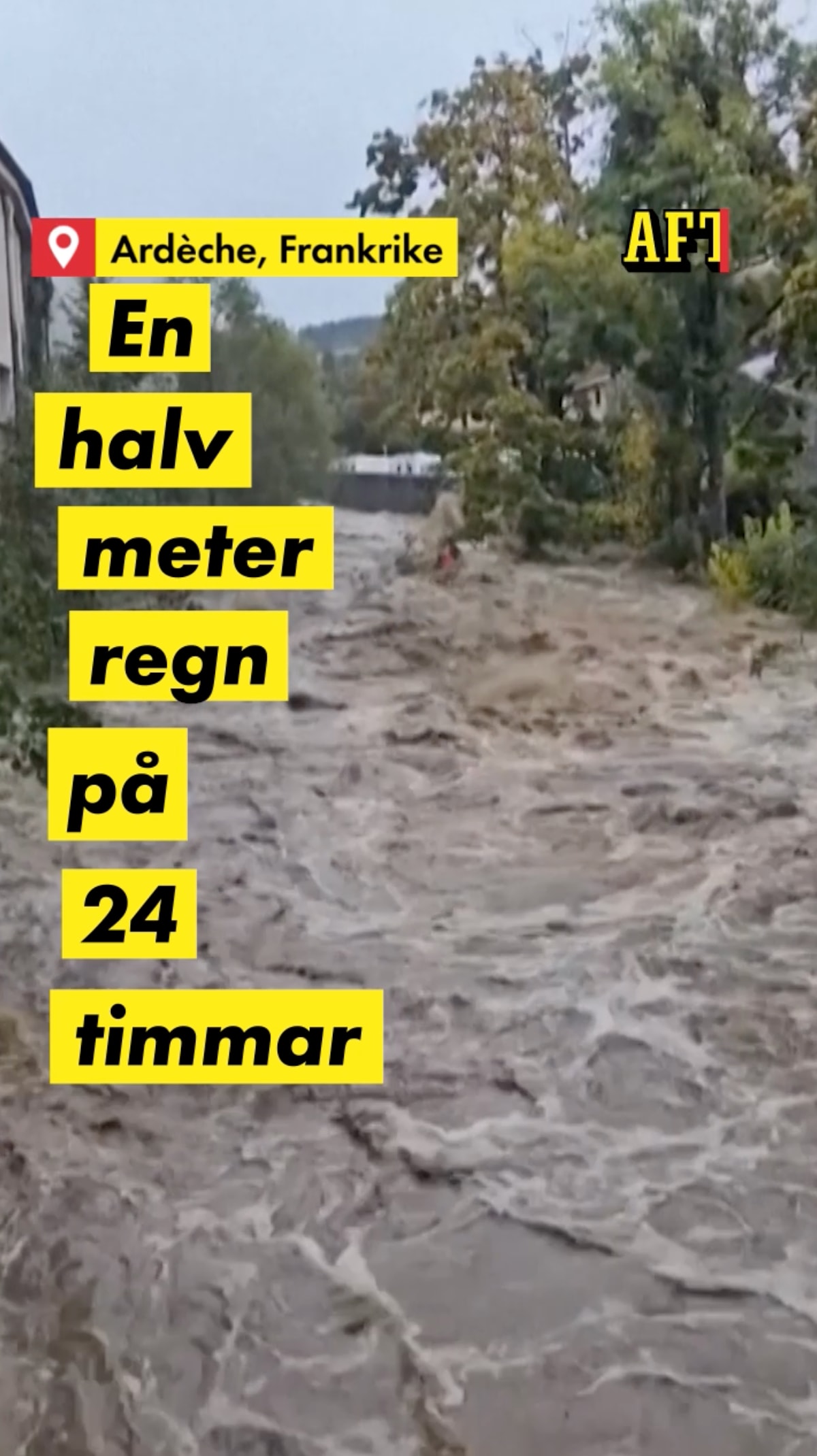 Bilen slukas av vattnet – en halv meter regn på 24 timmar