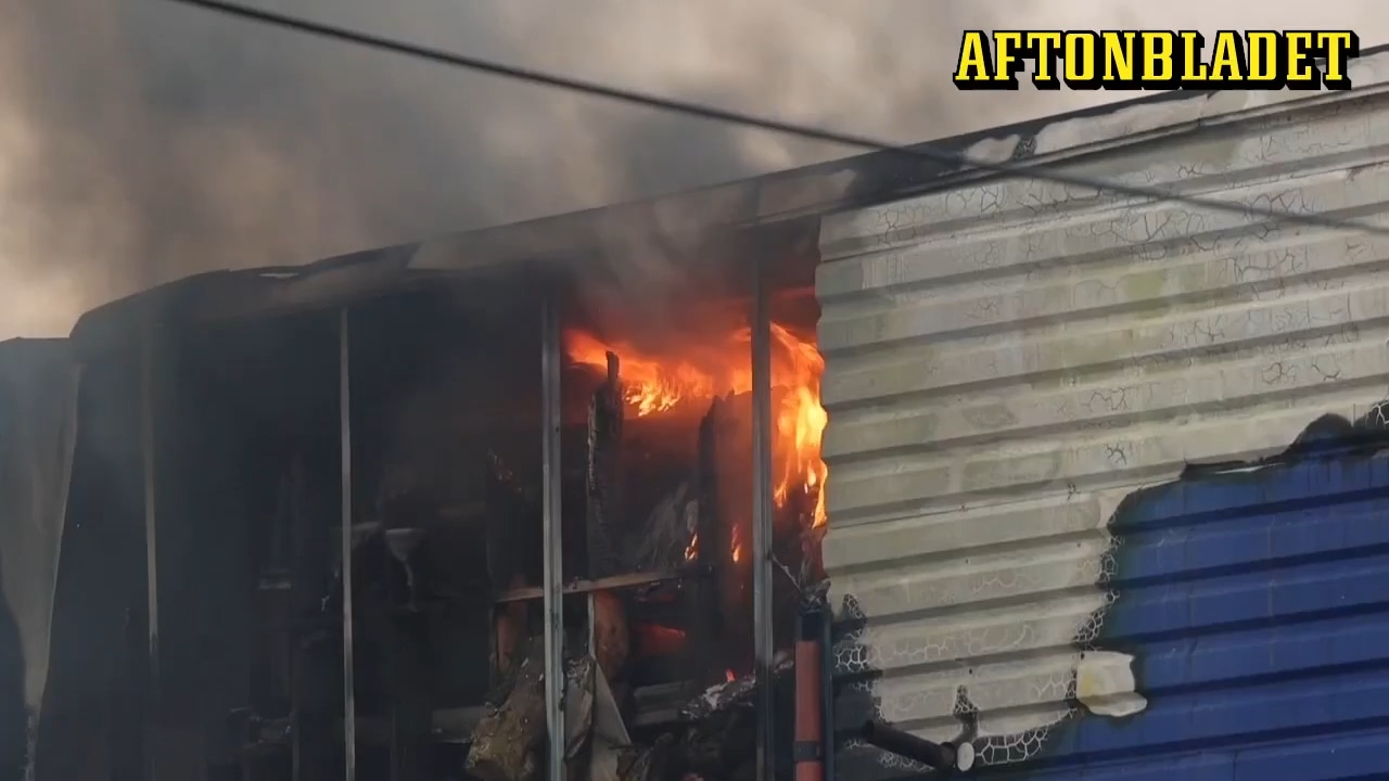 Kraftig brand i industri – boende varnas